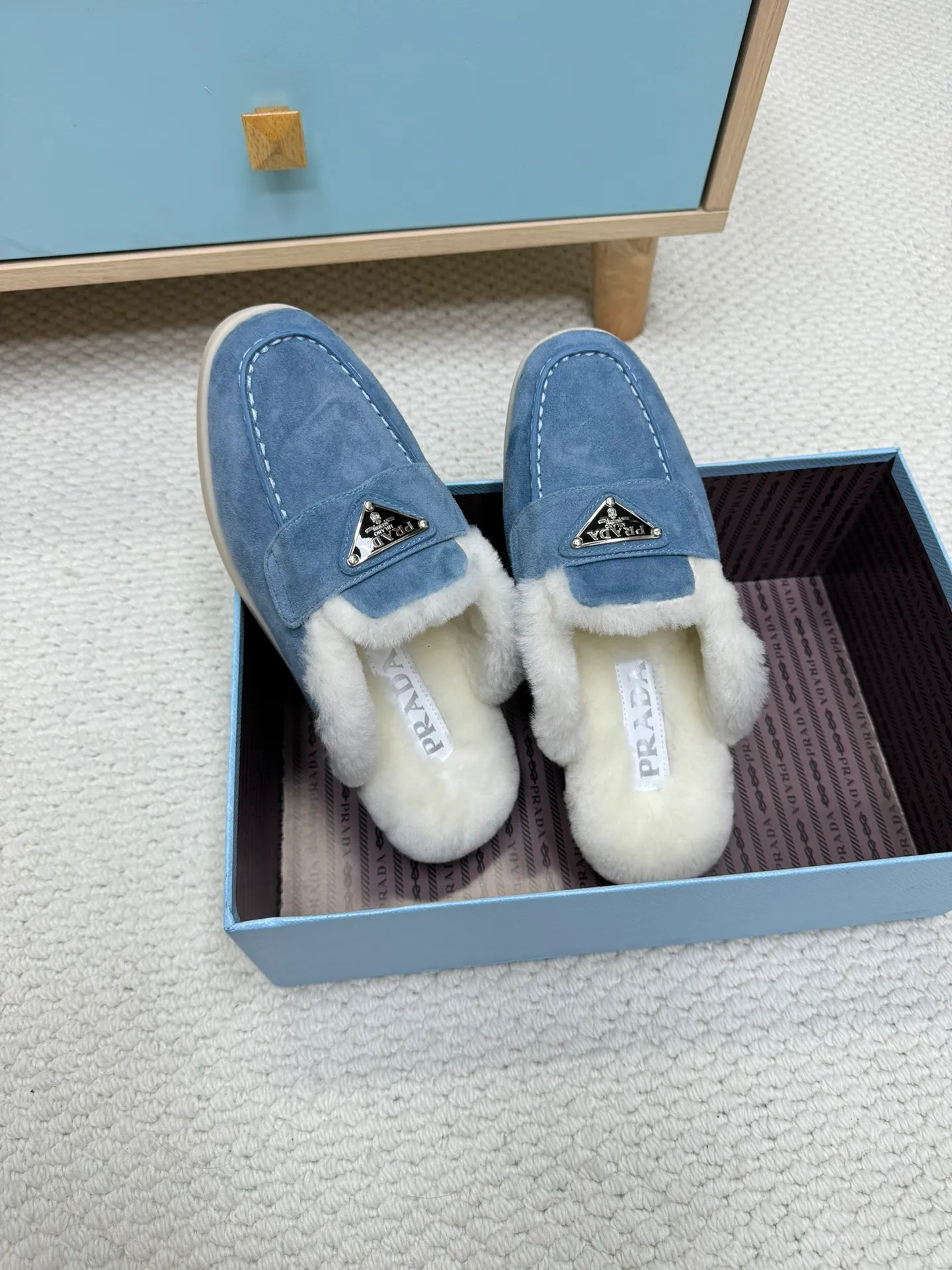 👟👟Ex-factory price 600👟👟 Prada / Prada (men and women) 24 new autumn and winter wool lining / loafers, wool collar echoes the design up and down! The Prada brand logo is outlined to highlight the high-end atmosphere! Made of sheepskin lining imported from Australia, the warmth retention effect in winter is great 👍 Fabric: Imported two-layer frosted cowhide Lining: Sheepskin imported from Australia One-piece Outsole: Original Tpu absorbent film outsole Female size: 35～41 (41 customized) Male size: 39～45 (45 customized)